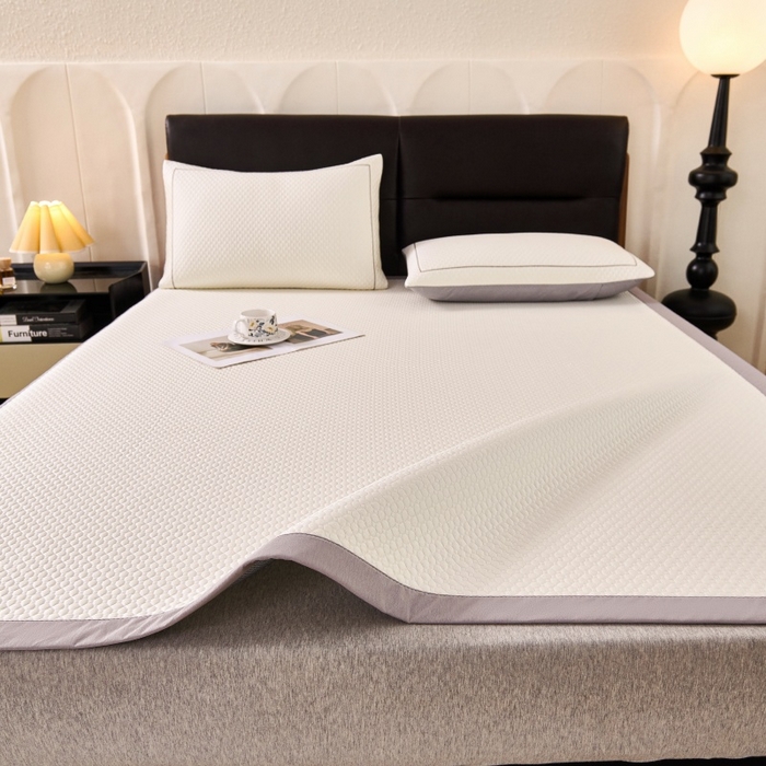 91家纺网 家纺一手货源 找家纺 梵克保罗 2026春夏新款PE中分子凉席三件套纯色平铺豆豆席凉席席子-四叶草系列 四叶草-云雾白