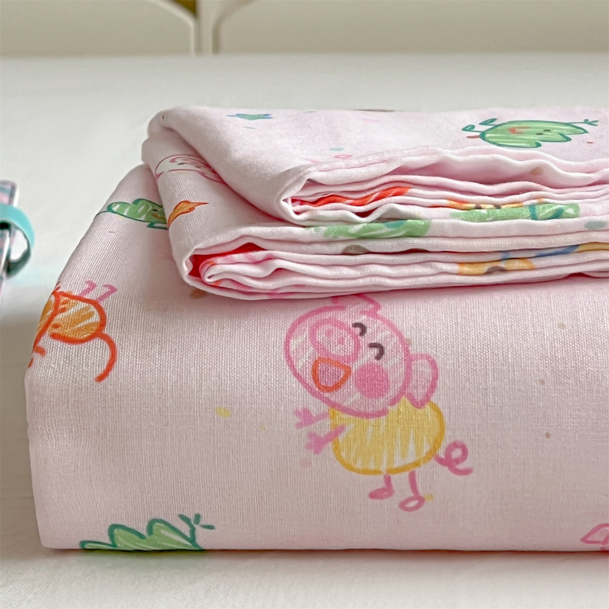 91家纺网 家纺一手货源 找家纺 名兮家居 2026新款全棉纯棉A类卡通时尚风双层纱床笠单品床笠床笠单件 双层纱-猪猪乐园