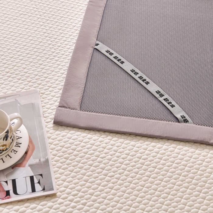 91家纺网 家纺一手货源 找家纺 梵克保罗 2026春夏新款PE中分子凉席三件套纯色平铺豆豆席凉席席子-四叶草系列 四叶草-云雾白