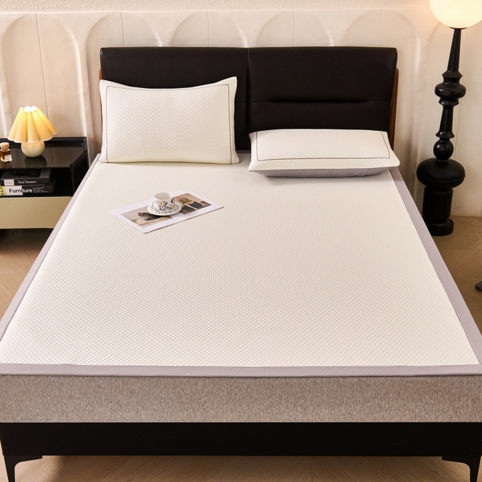 91家纺网 家纺一手货源 找家纺 梵克保罗 2026春夏新款PE中分子凉席三件套纯色平铺豆豆席凉席席子-四叶草系列 四叶草-云雾白