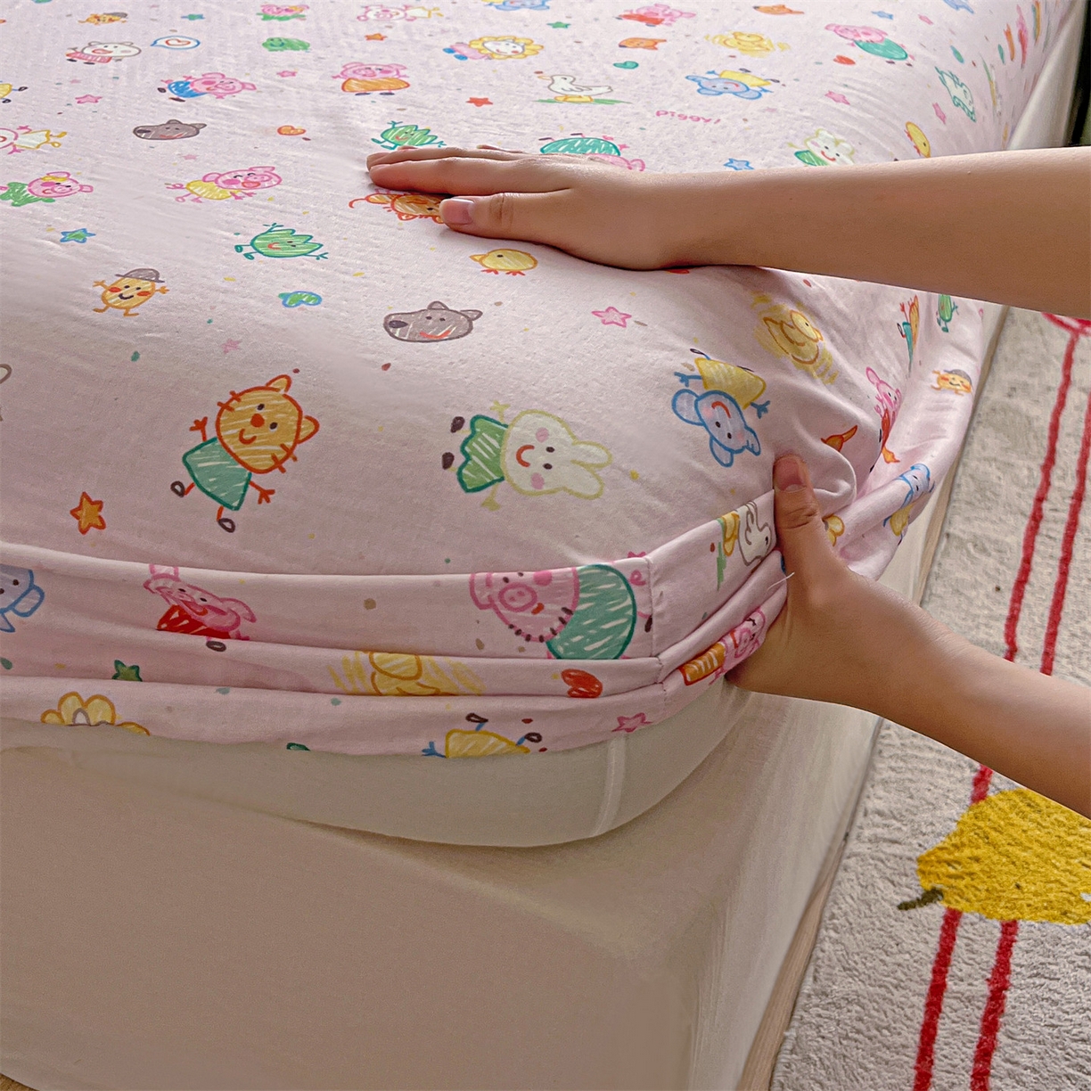 91家纺网 家纺一手货源 找家纺 名兮家居 2026新款全棉纯棉A类卡通时尚风双层纱床笠单品床笠床笠单件 双层纱-猪猪乐园