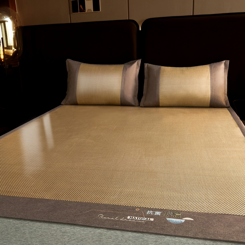 91家纺网 家纺一手货源 找家纺 梵克保罗 2026春夏新款3D复合冰藤凉席三件套 冰藤-落日-金