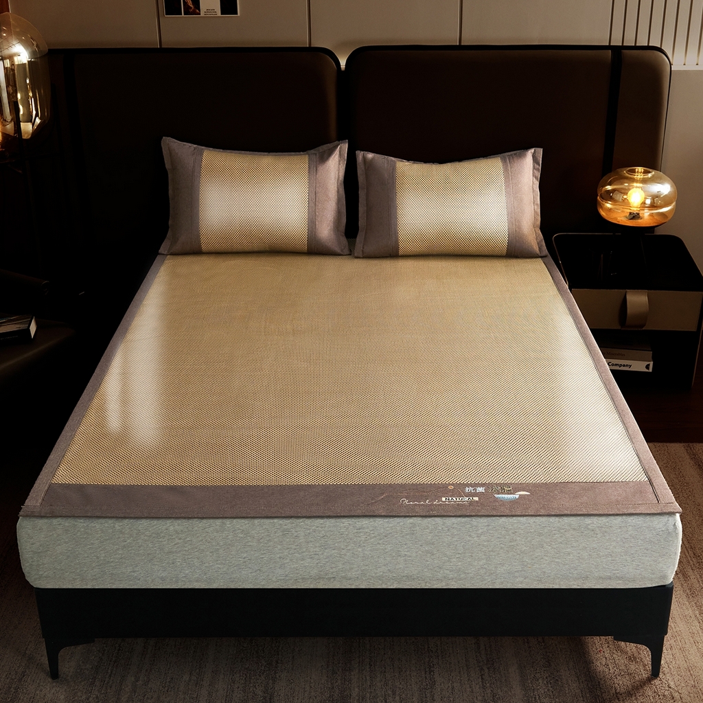 91家纺网 家纺一手货源 找家纺 梵克保罗 2026春夏新款3D复合冰藤凉席三件套 冰藤-落日-金