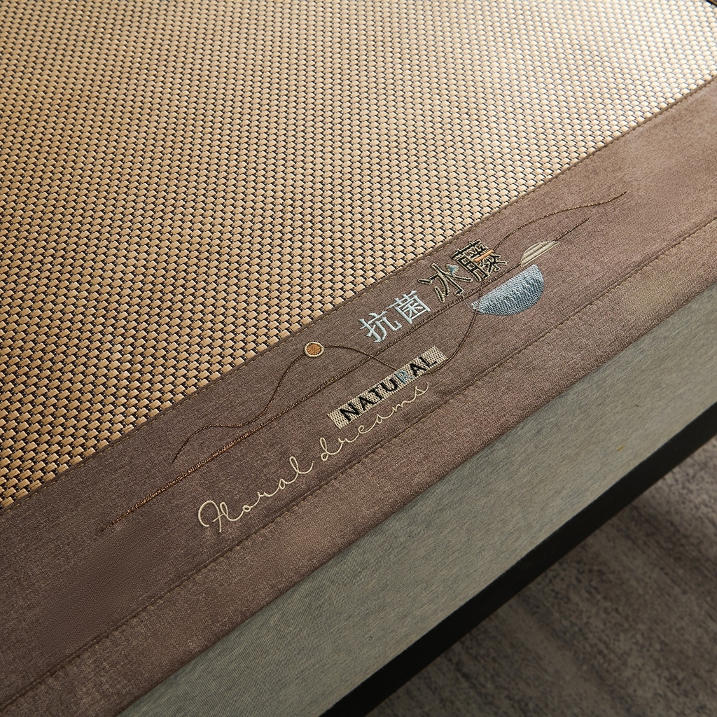 91家纺网 家纺一手货源 找家纺 梵克保罗 2026春夏新款3D复合冰藤凉席三件套 冰藤-落日-金