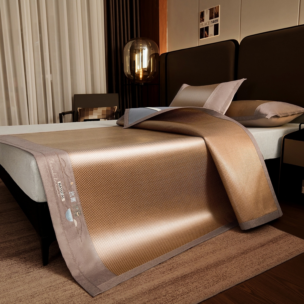 91家纺网 家纺一手货源 找家纺 梵克保罗 2026春夏新款3D复合冰藤凉席三件套 冰藤-落日-咖