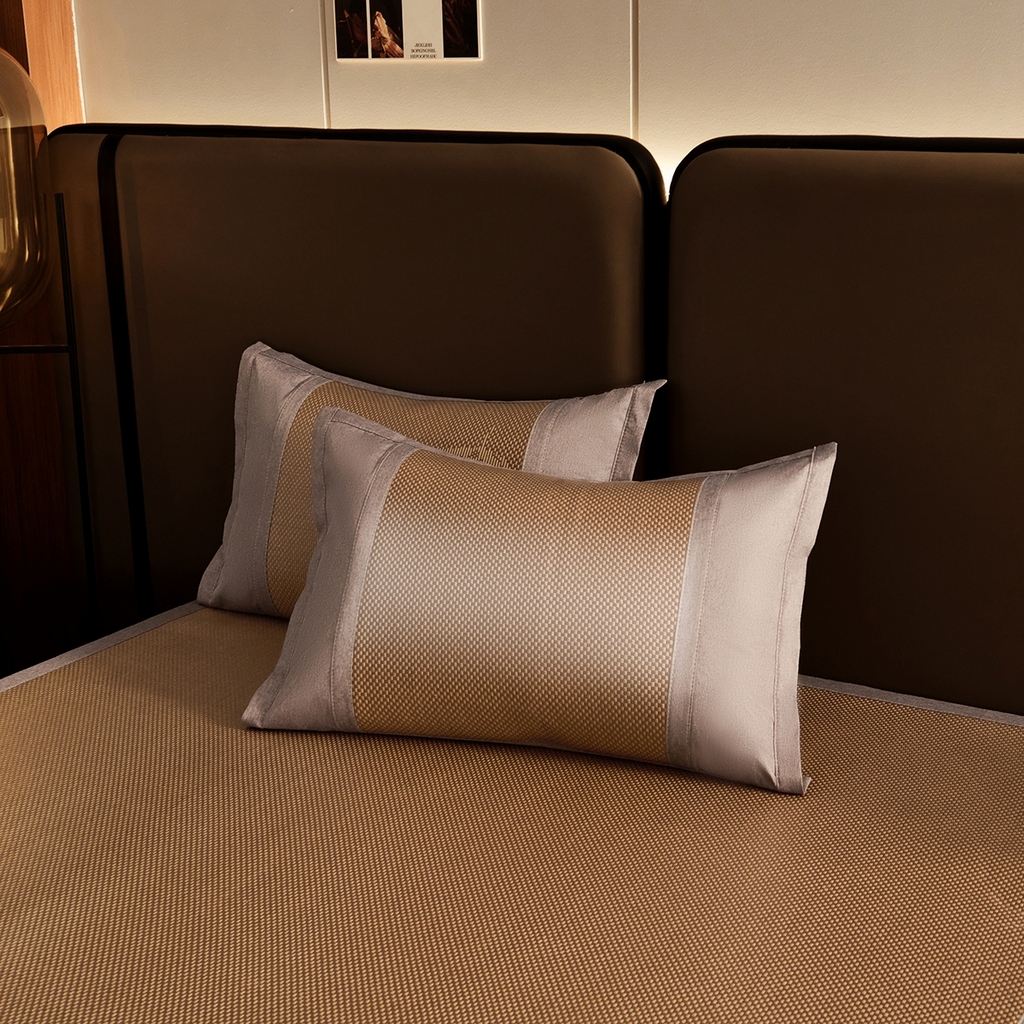 91家纺网 家纺一手货源 找家纺 梵克保罗 2026春夏新款3D复合冰藤凉席三件套 冰藤-落日-咖