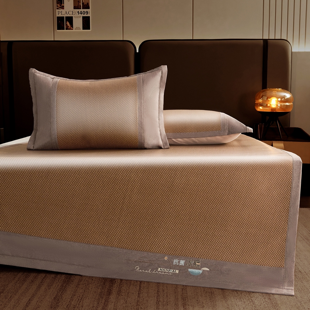 91家纺网 家纺一手货源 找家纺 梵克保罗 2026春夏新款3D复合冰藤凉席三件套 冰藤-落日-咖