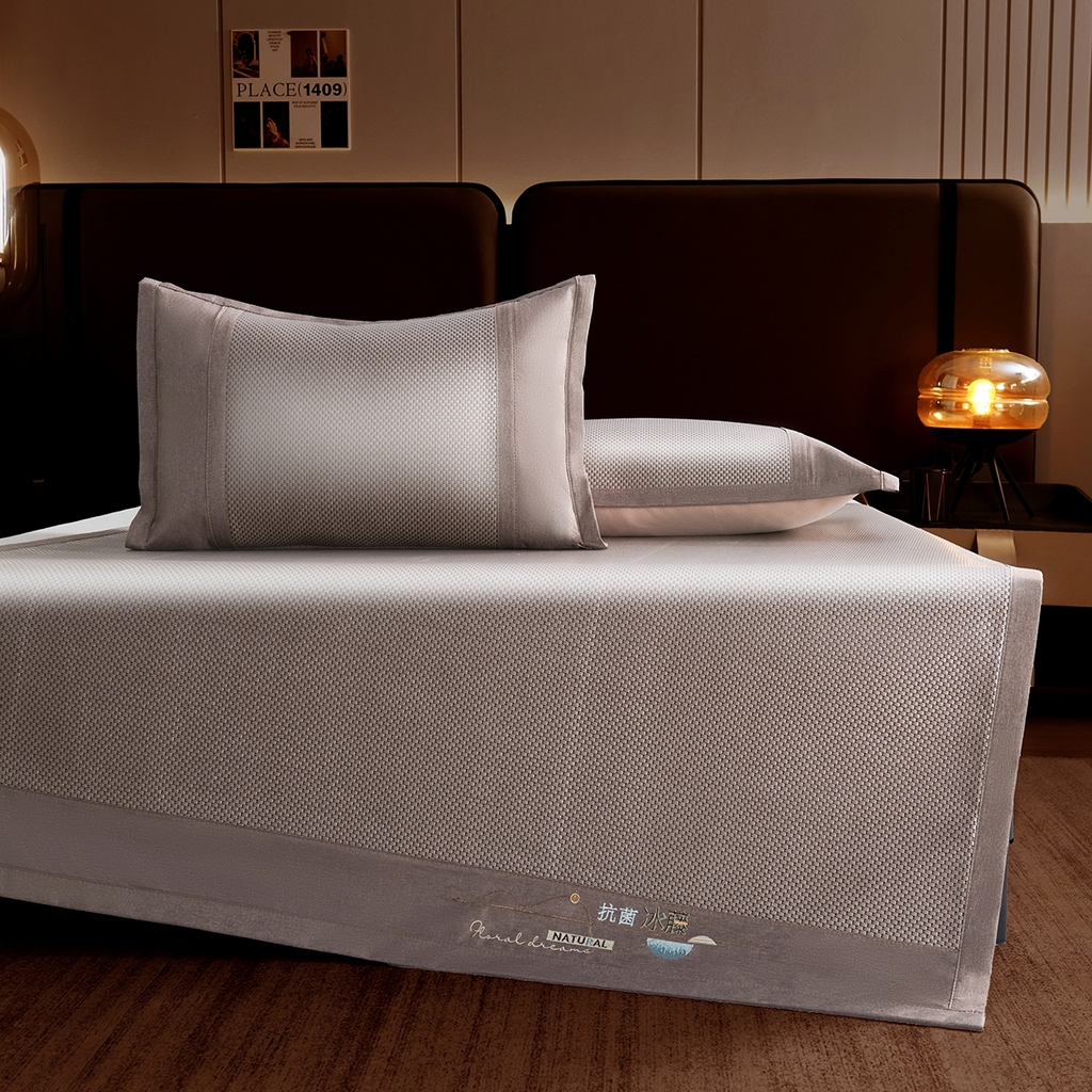 91家纺网 家纺一手货源 找家纺 梵克保罗 2026春夏新款3D复合冰藤凉席三件套 冰藤-落日-香槟