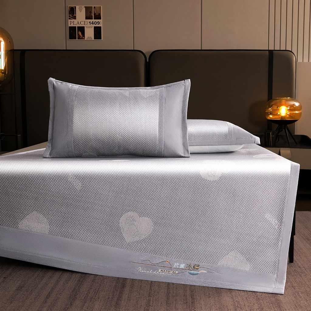 91家纺网 家纺一手货源 找家纺 梵克保罗 2026春夏新款3D复合冰藤凉席三件套 冰藤-心心相印-灰