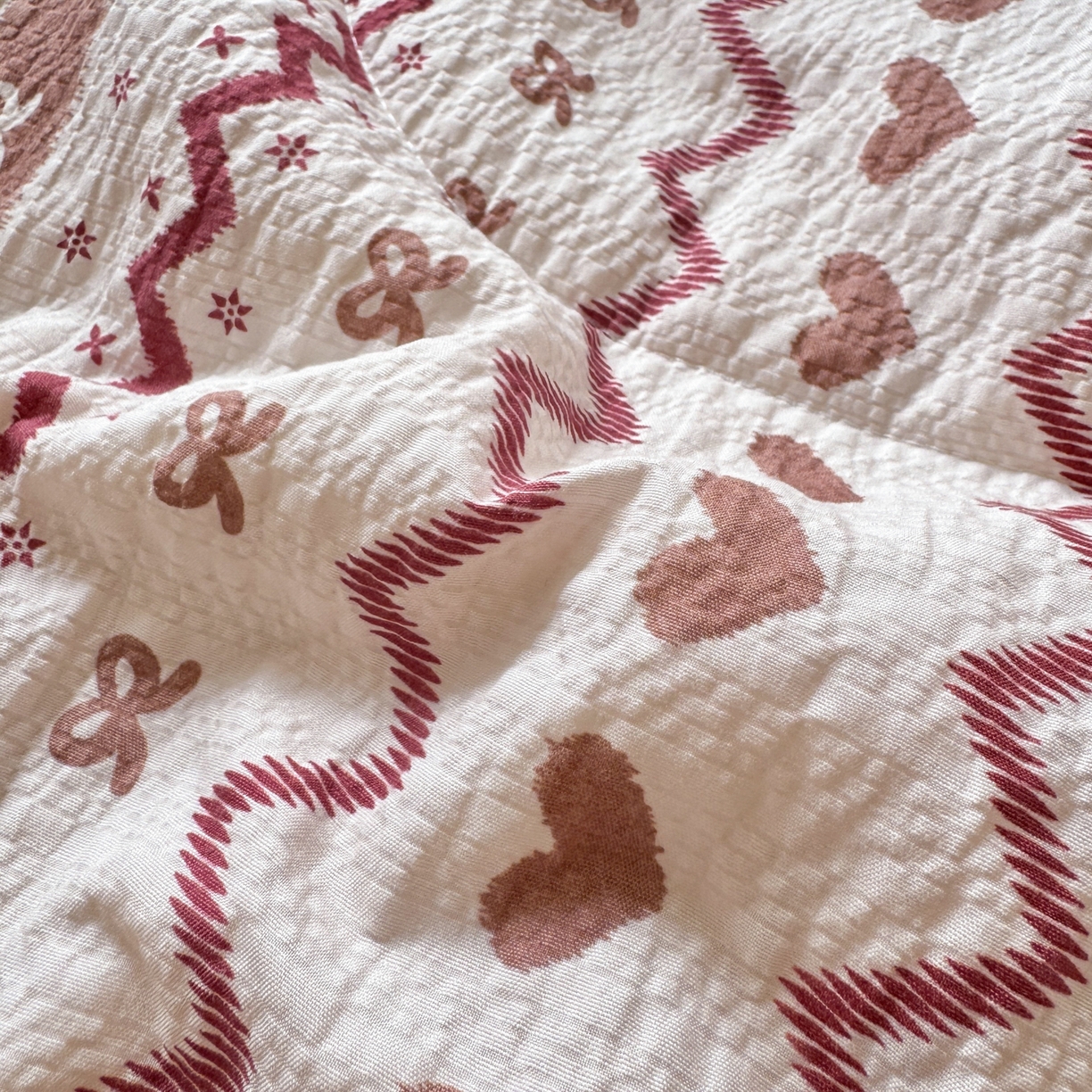 91家纺网 家纺一手货源 找家纺 禾沐 2026新款云感泡芙棉床盖夏被四件套AA款（夏被款） 红色小雪人