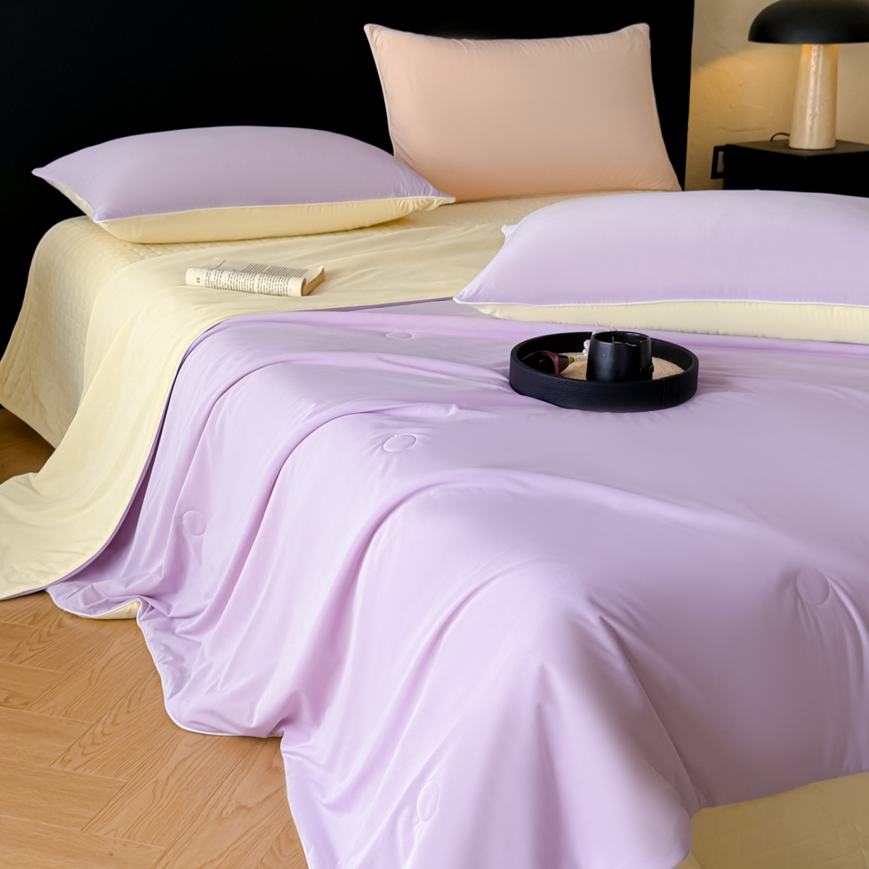 91家纺网 家纺一手货源 找家纺 羚羊语家纺 2026新款仿锦氨凉感夏被床盖四件套夹棉床盖纯色轻奢凉感丝夏凉被空调冰丝云母凉感被子被芯 紫陌柔黄