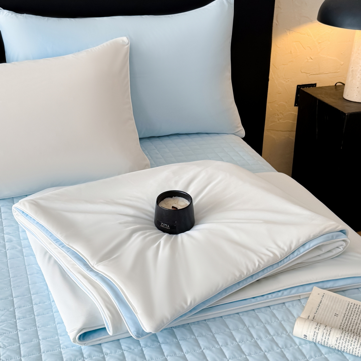 91家纺网 家纺一手货源 找家纺 羚羊语家纺 2026新款仿锦氨凉感夏被床盖四件套夹棉床盖纯色轻奢凉感丝夏凉被空调冰丝云母凉感被子被芯 云上舞白