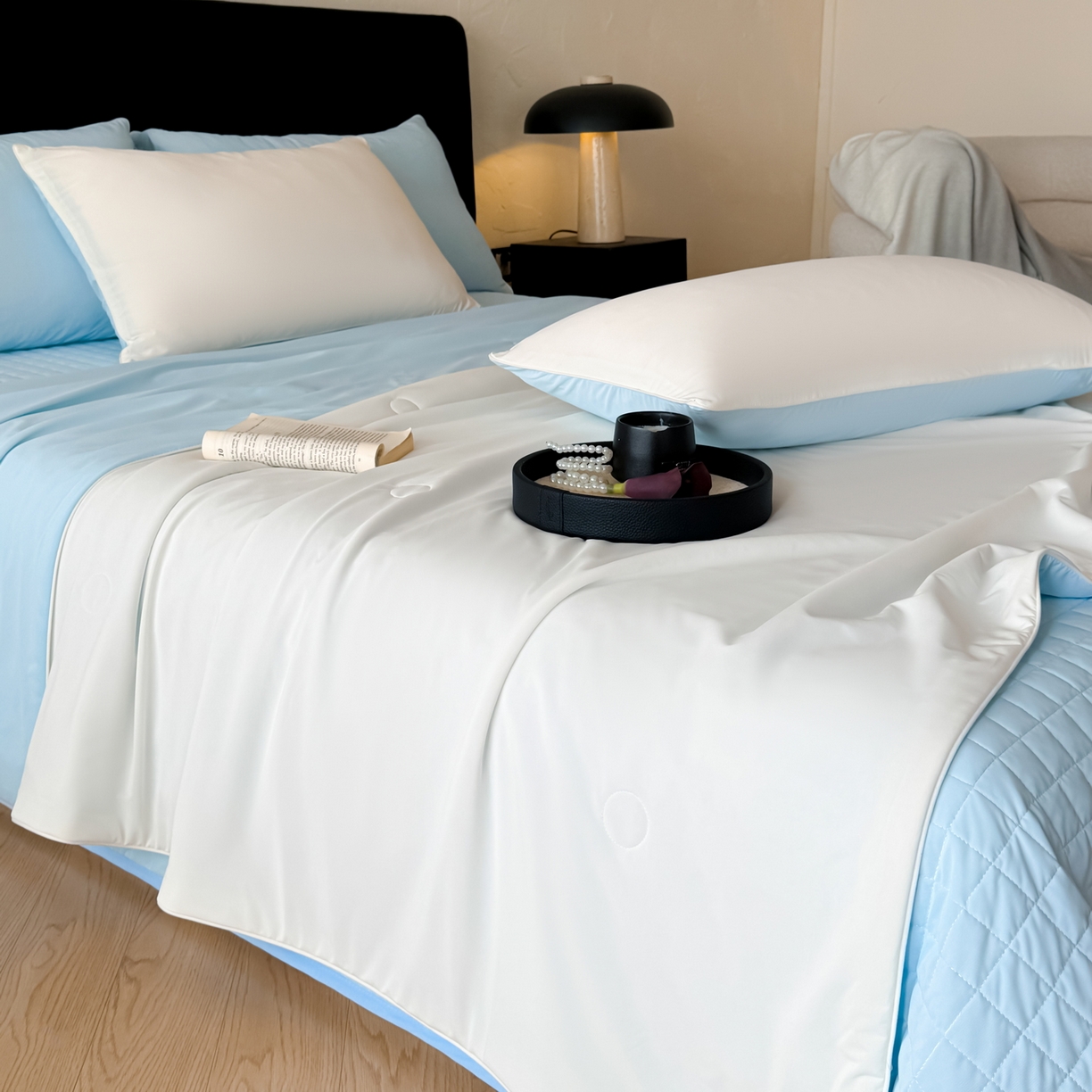 91家纺网 家纺一手货源 找家纺 羚羊语家纺 2026新款仿锦氨凉感夏被床盖四件套夹棉床盖纯色轻奢凉感丝夏凉被空调冰丝云母凉感被子被芯 云上舞白