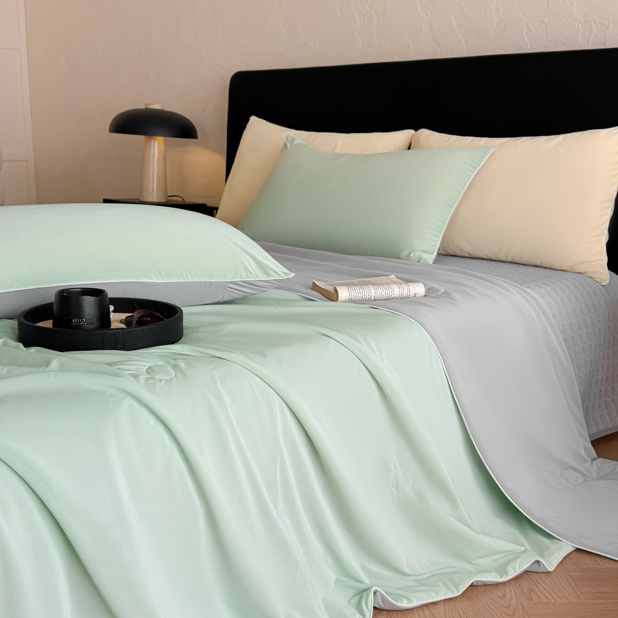 91家纺网 家纺一手货源 找家纺 羚羊语家纺 2026新款仿锦氨凉感夏被床盖四件套夹棉床盖纯色轻奢凉感丝夏凉被空调冰丝云母凉感被子被芯 青岚烟灰