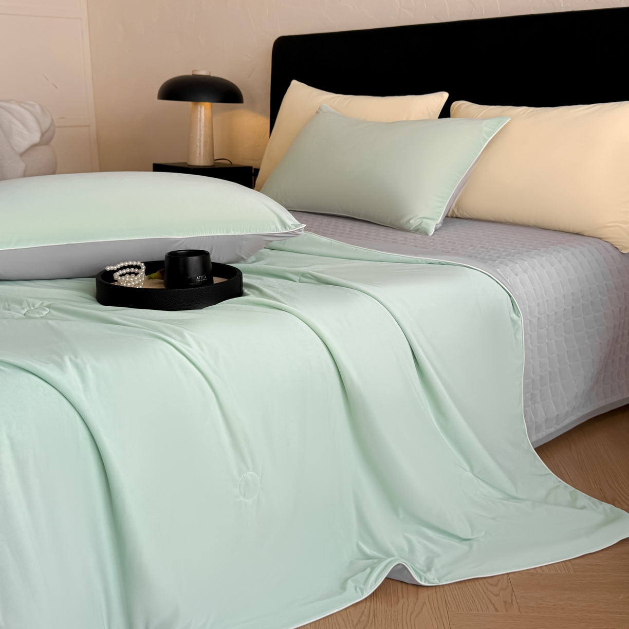 91家纺网 家纺一手货源 找家纺 羚羊语家纺 2026新款仿锦氨凉感夏被床盖四件套夹棉床盖纯色轻奢凉感丝夏凉被空调冰丝云母凉感被子被芯 青岚烟灰