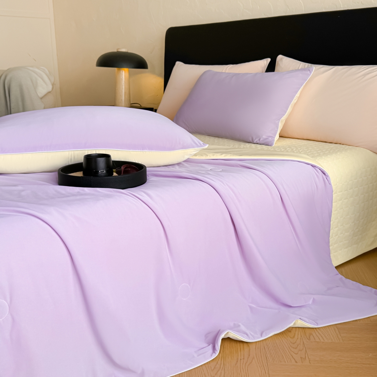 91家纺网 家纺一手货源 找家纺 羚羊语家纺 2026新款仿锦氨凉感夏被床盖四件套夹棉床盖纯色轻奢凉感丝夏凉被空调冰丝云母凉感被子被芯 紫陌柔黄