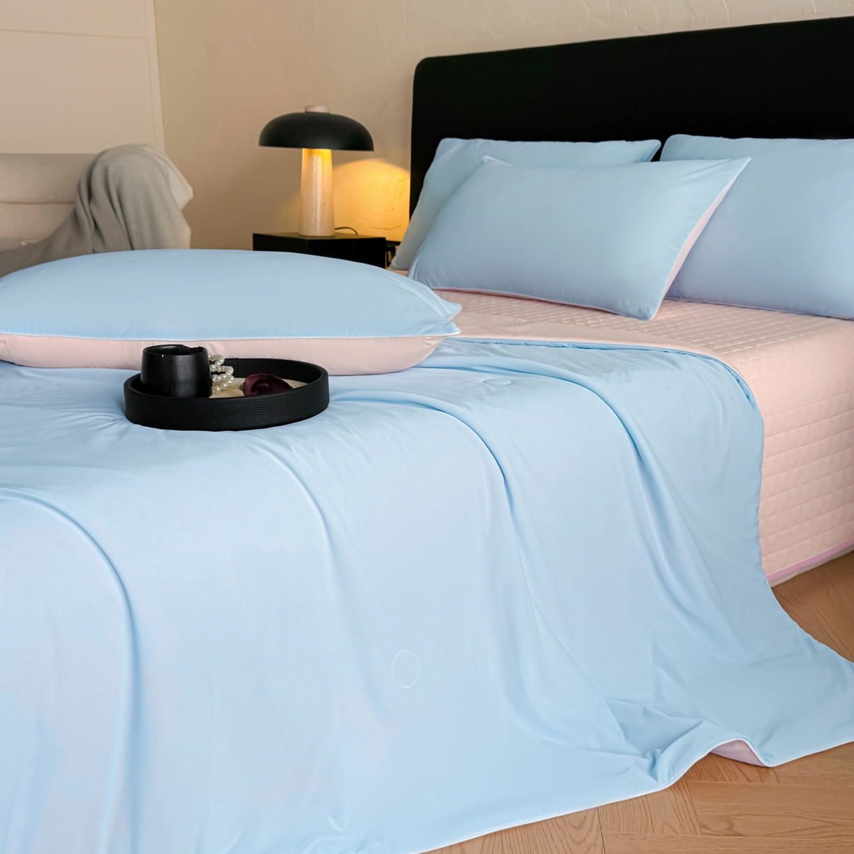 91家纺网 家纺一手货源 找家纺 羚羊语家纺 2026新款仿锦氨凉感夏被床盖四件套夹棉床盖纯色轻奢凉感丝夏凉被空调冰丝云母凉感被子被芯 云澜玉影