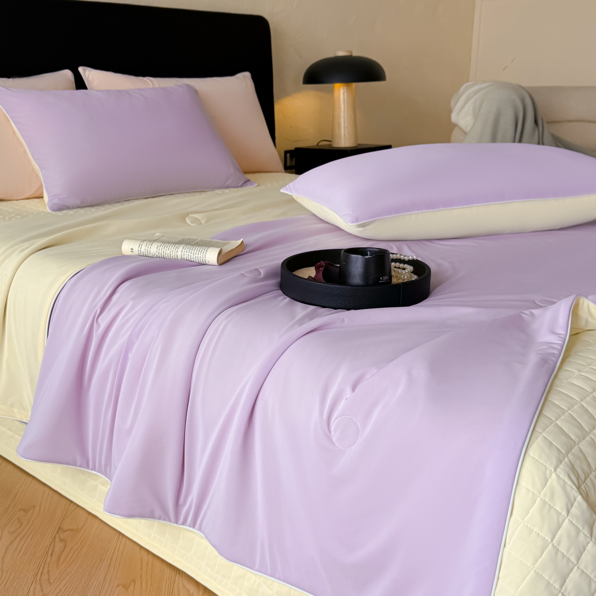 91家纺网 家纺一手货源 找家纺 羚羊语家纺 2026新款仿锦氨凉感夏被床盖四件套夹棉床盖纯色轻奢凉感丝夏凉被空调冰丝云母凉感被子被芯 紫陌柔黄