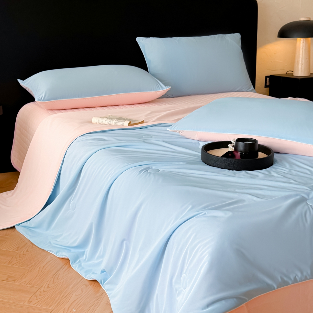 91家纺网 家纺一手货源 找家纺 羚羊语家纺 2026新款仿锦氨凉感夏被床盖四件套夹棉床盖纯色轻奢凉感丝夏凉被空调冰丝云母凉感被子被芯 云澜玉影