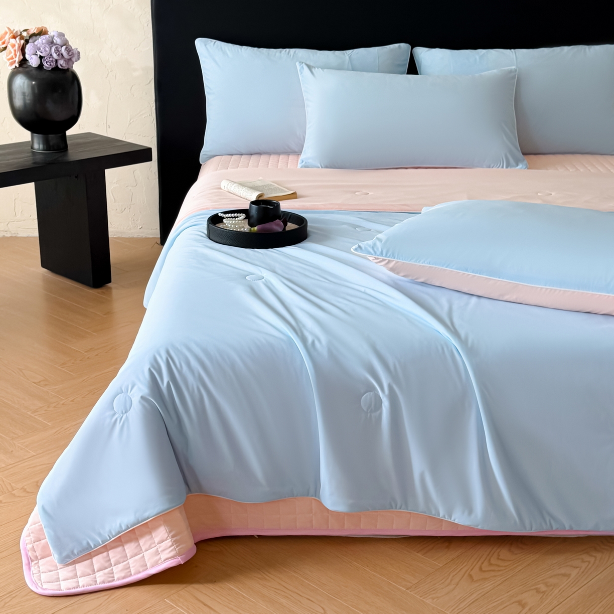 91家纺网 家纺一手货源 找家纺 羚羊语家纺 2026新款仿锦氨凉感夏被床盖四件套夹棉床盖纯色轻奢凉感丝夏凉被空调冰丝云母凉感被子被芯 云澜玉影