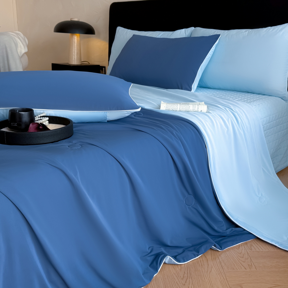 91家纺网 家纺一手货源 找家纺 羚羊语家纺 2026新款仿锦氨凉感夏被床盖四件套夹棉床盖纯色轻奢凉感丝夏凉被空调冰丝云母凉感被子被芯 静海岩蓝