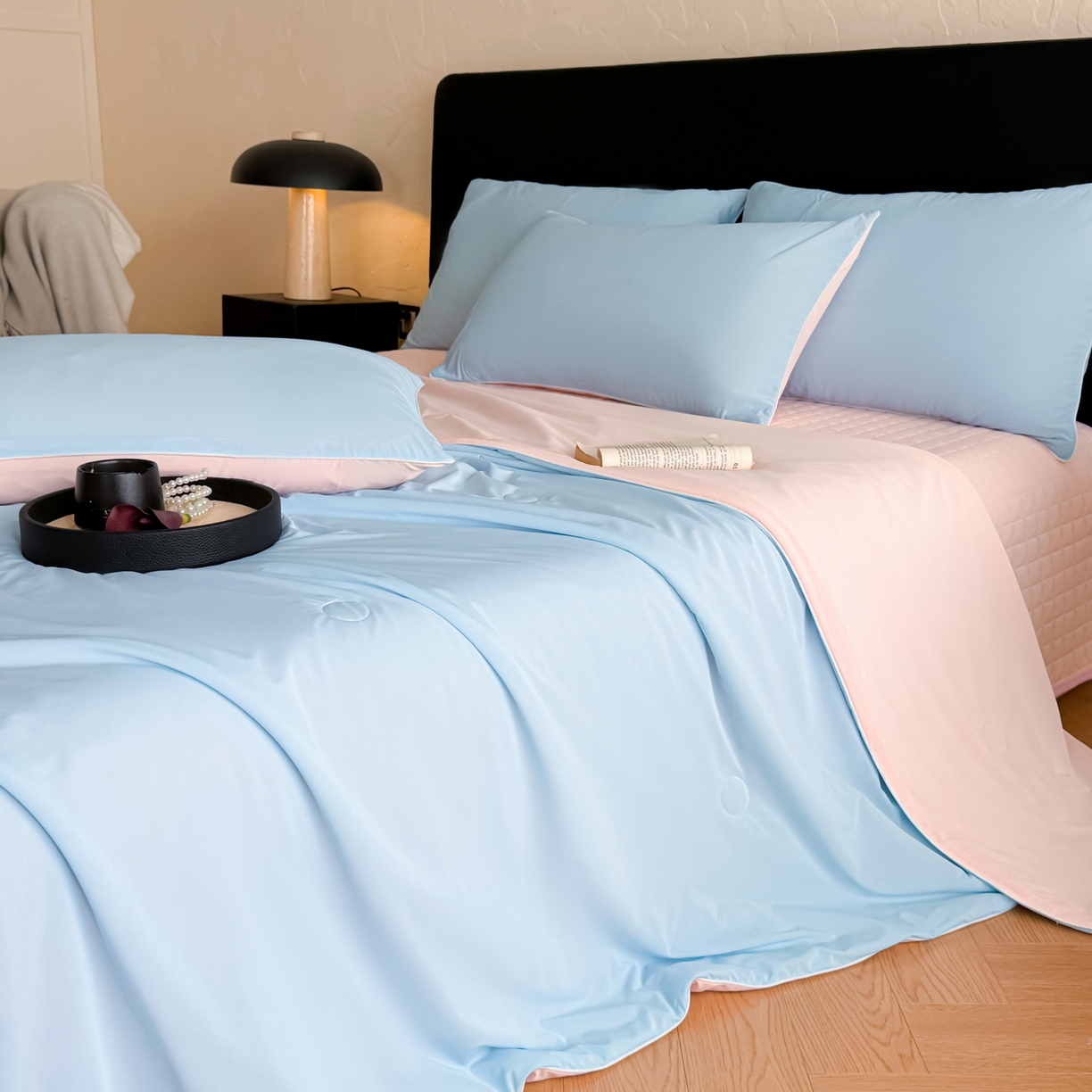 91家纺网 家纺一手货源 找家纺 羚羊语家纺 2026新款仿锦氨凉感夏被床盖四件套夹棉床盖纯色轻奢凉感丝夏凉被空调冰丝云母凉感被子被芯 云澜玉影