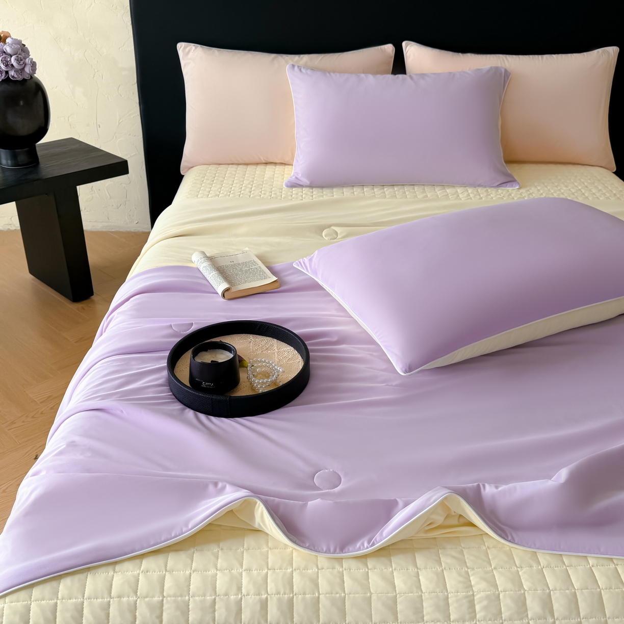 91家纺网 家纺一手货源 找家纺 羚羊语家纺 2026新款仿锦氨凉感夏被床盖四件套夹棉床盖纯色轻奢凉感丝夏凉被空调冰丝云母凉感被子被芯 紫陌柔黄