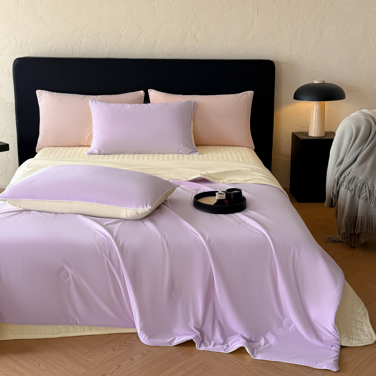 91家纺网 家纺一手货源 找家纺 羚羊语家纺 2026新款仿锦氨凉感夏被床盖四件套夹棉床盖纯色轻奢凉感丝夏凉被空调冰丝云母凉感被子被芯 紫陌柔黄