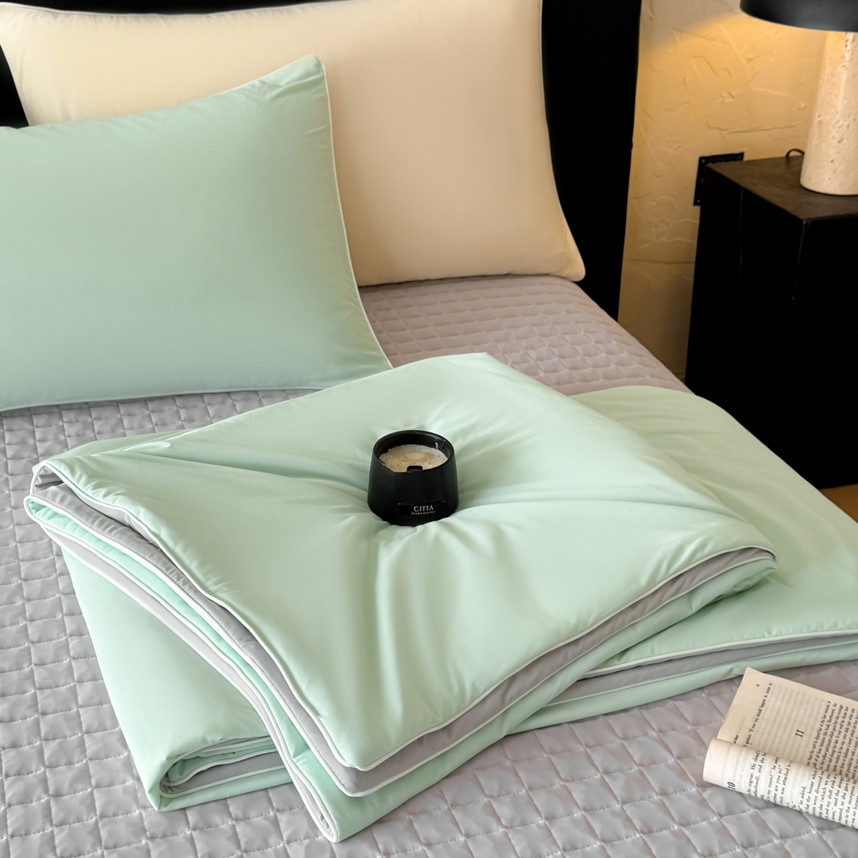 91家纺网 家纺一手货源 找家纺 羚羊语家纺 2026新款仿锦氨凉感夏被床盖四件套夹棉床盖纯色轻奢凉感丝夏凉被空调冰丝云母凉感被子被芯 青岚烟灰