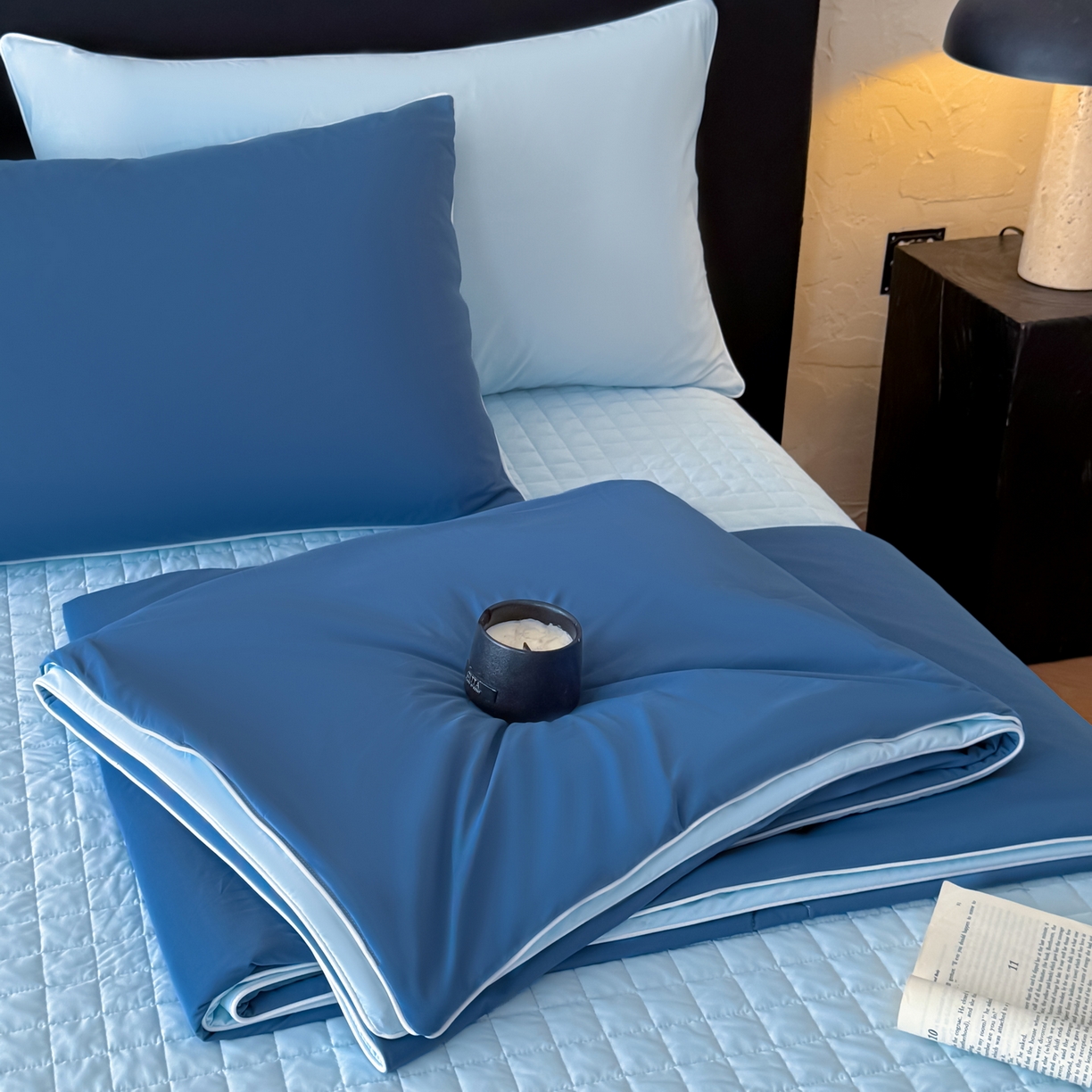 91家纺网 家纺一手货源 找家纺 羚羊语家纺 2026新款仿锦氨凉感夏被床盖四件套夹棉床盖纯色轻奢凉感丝夏凉被空调冰丝云母凉感被子被芯 静海岩蓝