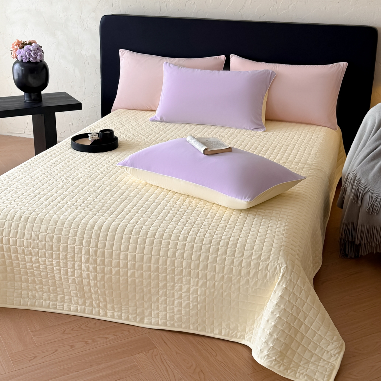 91家纺网 家纺一手货源 找家纺 羚羊语家纺 2026新款仿锦氨凉感夏被床盖四件套夹棉床盖纯色轻奢凉感丝夏凉被空调冰丝云母凉感被子被芯 紫陌柔黄