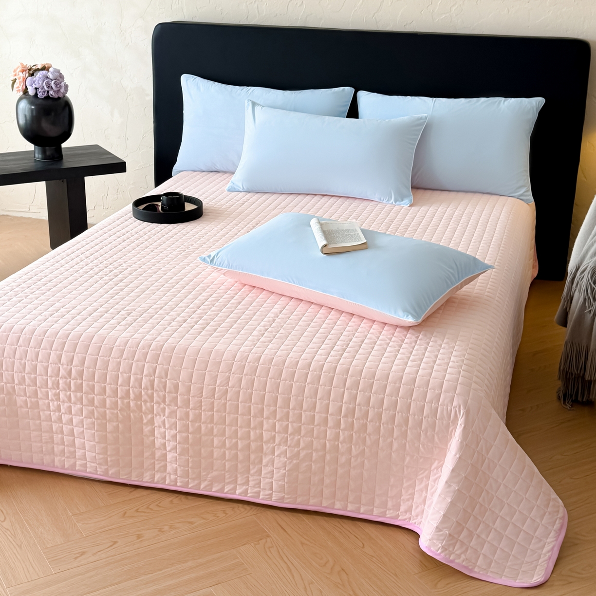 91家纺网 家纺一手货源 找家纺 羚羊语家纺 2026新款仿锦氨凉感夏被床盖四件套夹棉床盖纯色轻奢凉感丝夏凉被空调冰丝云母凉感被子被芯 云澜玉影