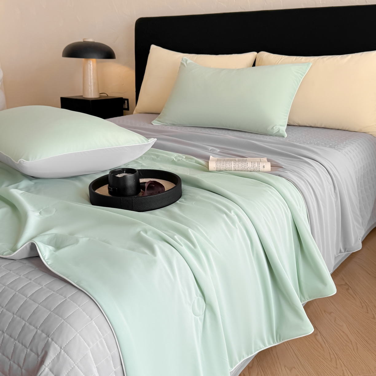 91家纺网 家纺一手货源 找家纺 羚羊语家纺 2026新款仿锦氨凉感夏被床盖四件套夹棉床盖纯色轻奢凉感丝夏凉被空调冰丝云母凉感被子被芯 青岚烟灰