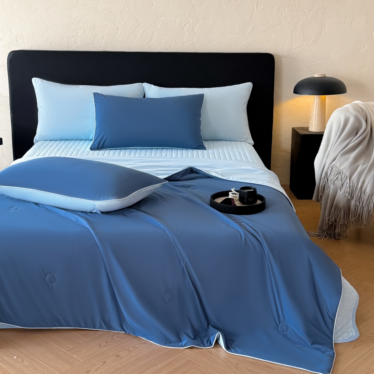 91家纺网 家纺一手货源 找家纺 羚羊语家纺 2026新款仿锦氨凉感夏被床盖四件套夹棉床盖纯色轻奢凉感丝夏凉被空调冰丝云母凉感被子被芯 静海岩蓝