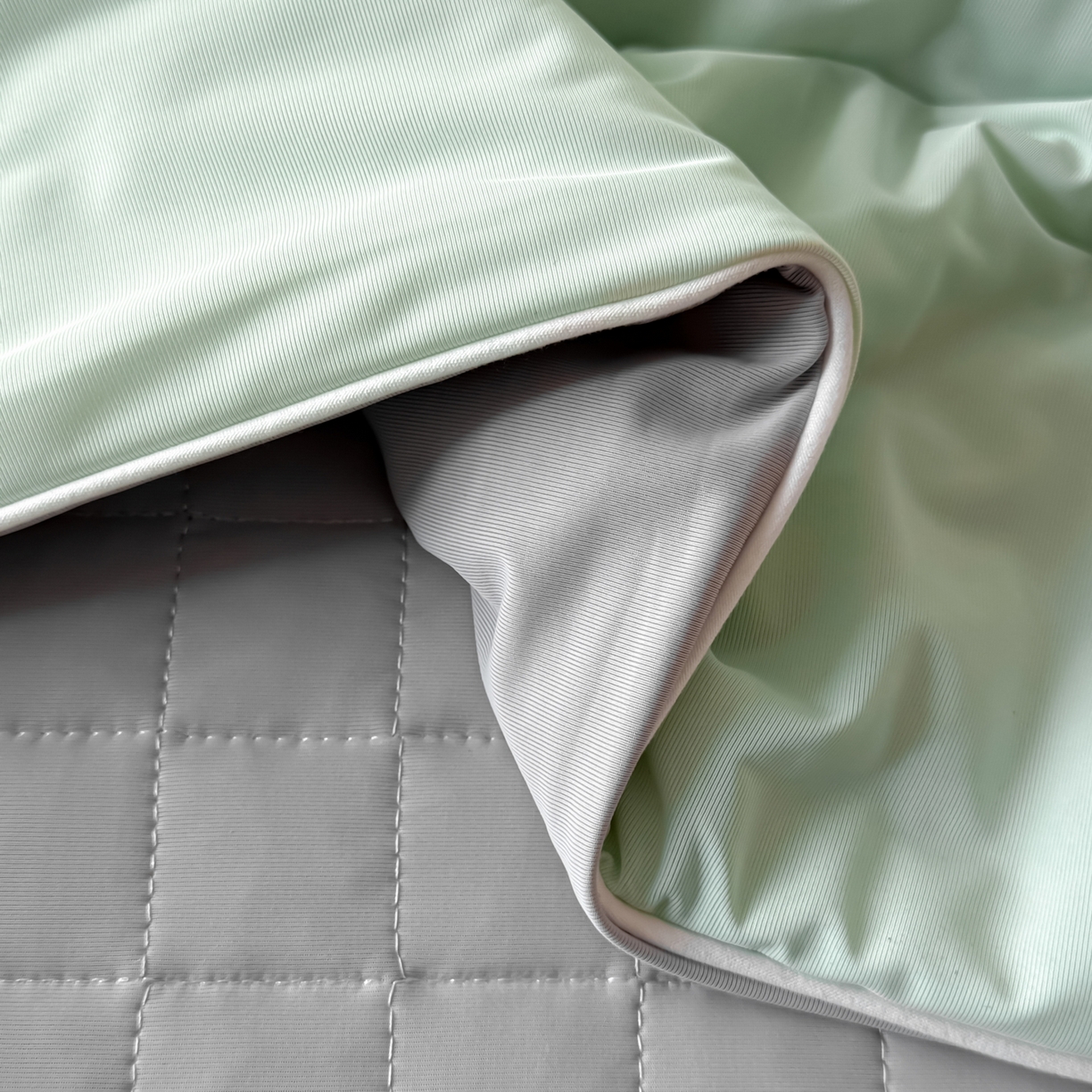 91家纺网 家纺一手货源 找家纺 羚羊语家纺 2026新款仿锦氨凉感夏被床盖四件套夹棉床盖纯色轻奢凉感丝夏凉被空调冰丝云母凉感被子被芯 青岚烟灰