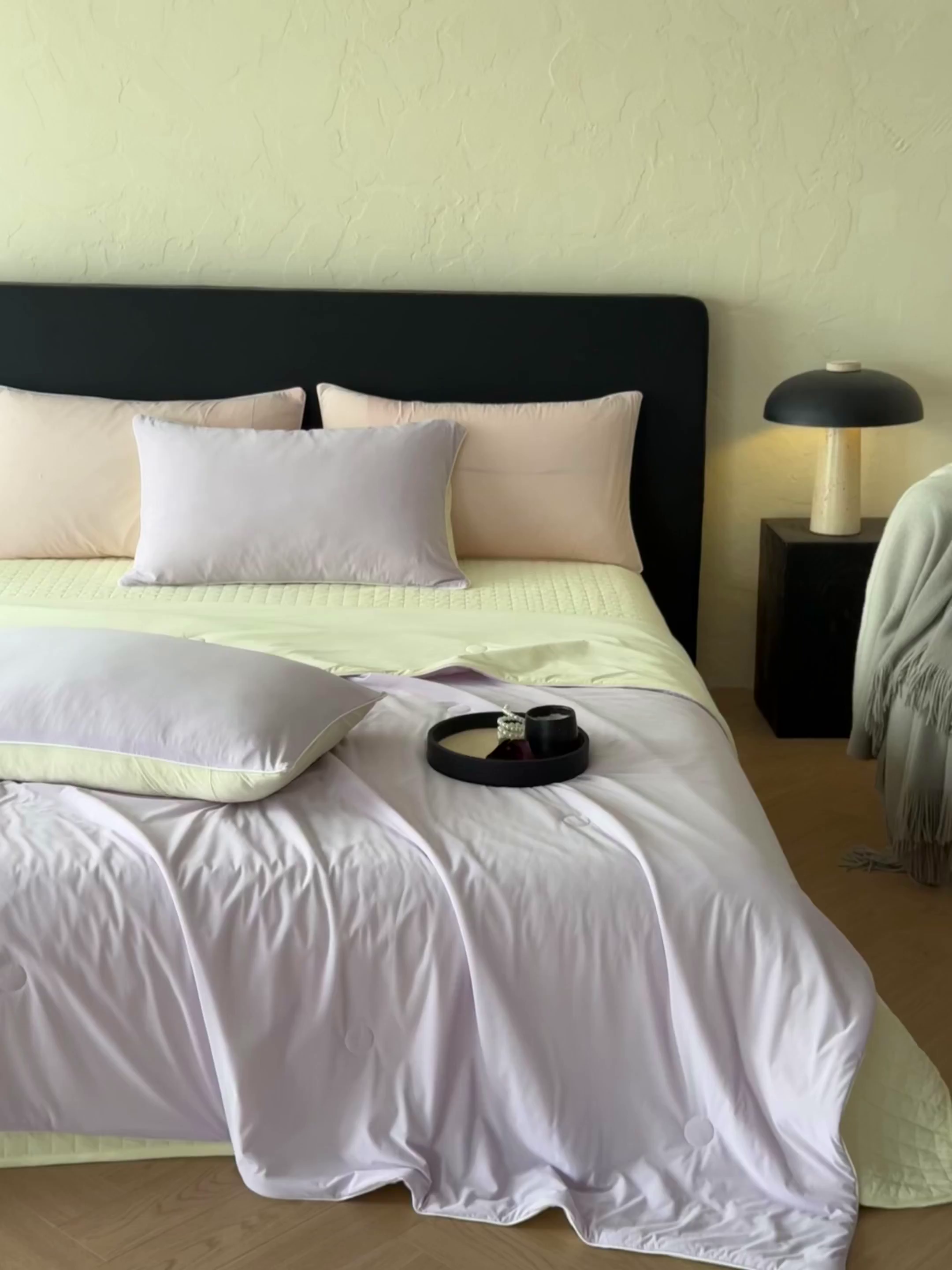 91家纺网 家纺一手货源 找家纺 羚羊语家纺 2026新款仿锦氨凉感夏被床盖四件套夹棉床盖纯色轻奢凉感丝夏凉被空调冰丝云母凉感被子被芯 紫陌柔黄