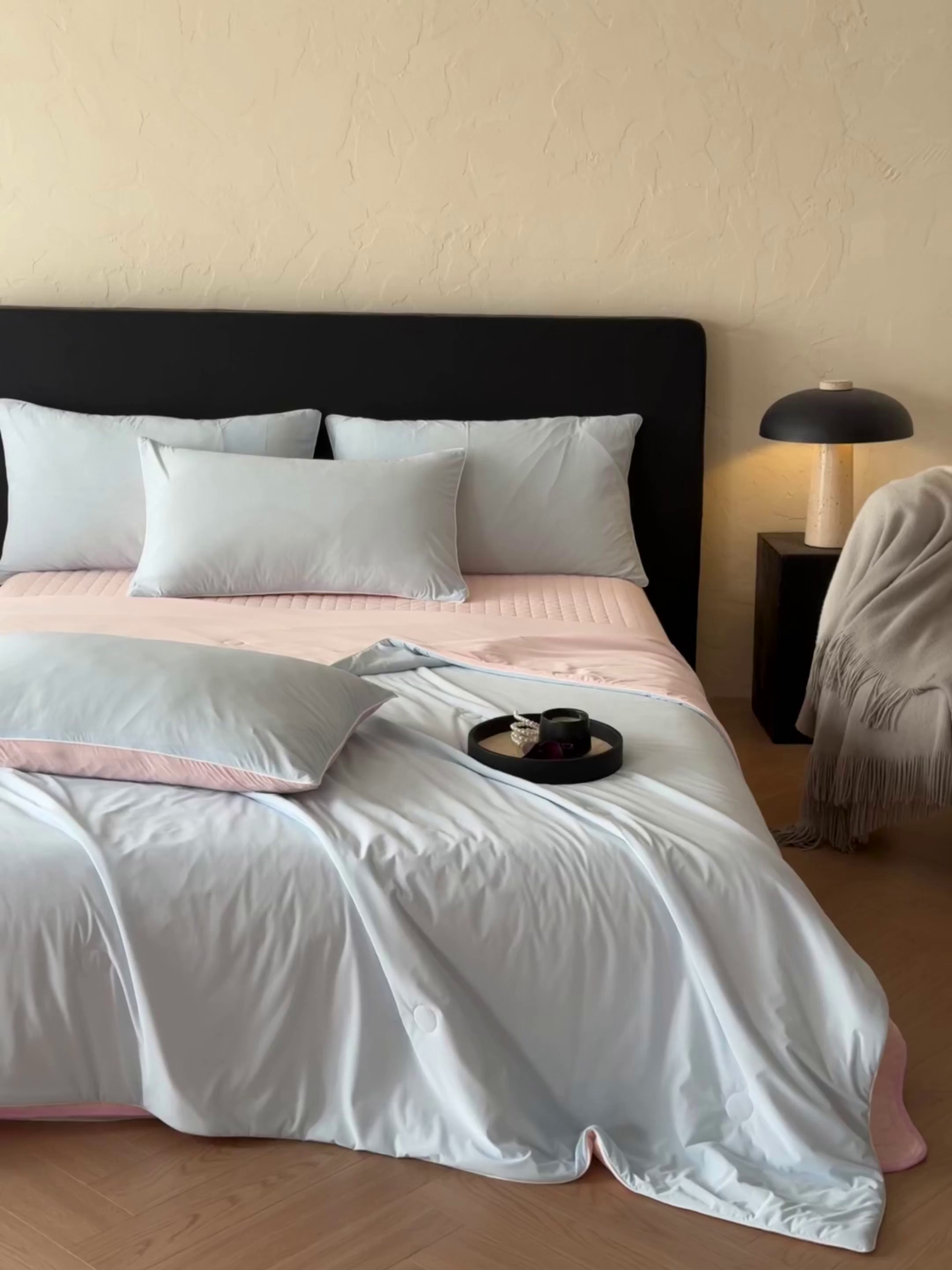 91家纺网 家纺一手货源 找家纺 羚羊语家纺 2026新款仿锦氨凉感夏被床盖四件套夹棉床盖纯色轻奢凉感丝夏凉被空调冰丝云母凉感被子被芯 云澜玉影