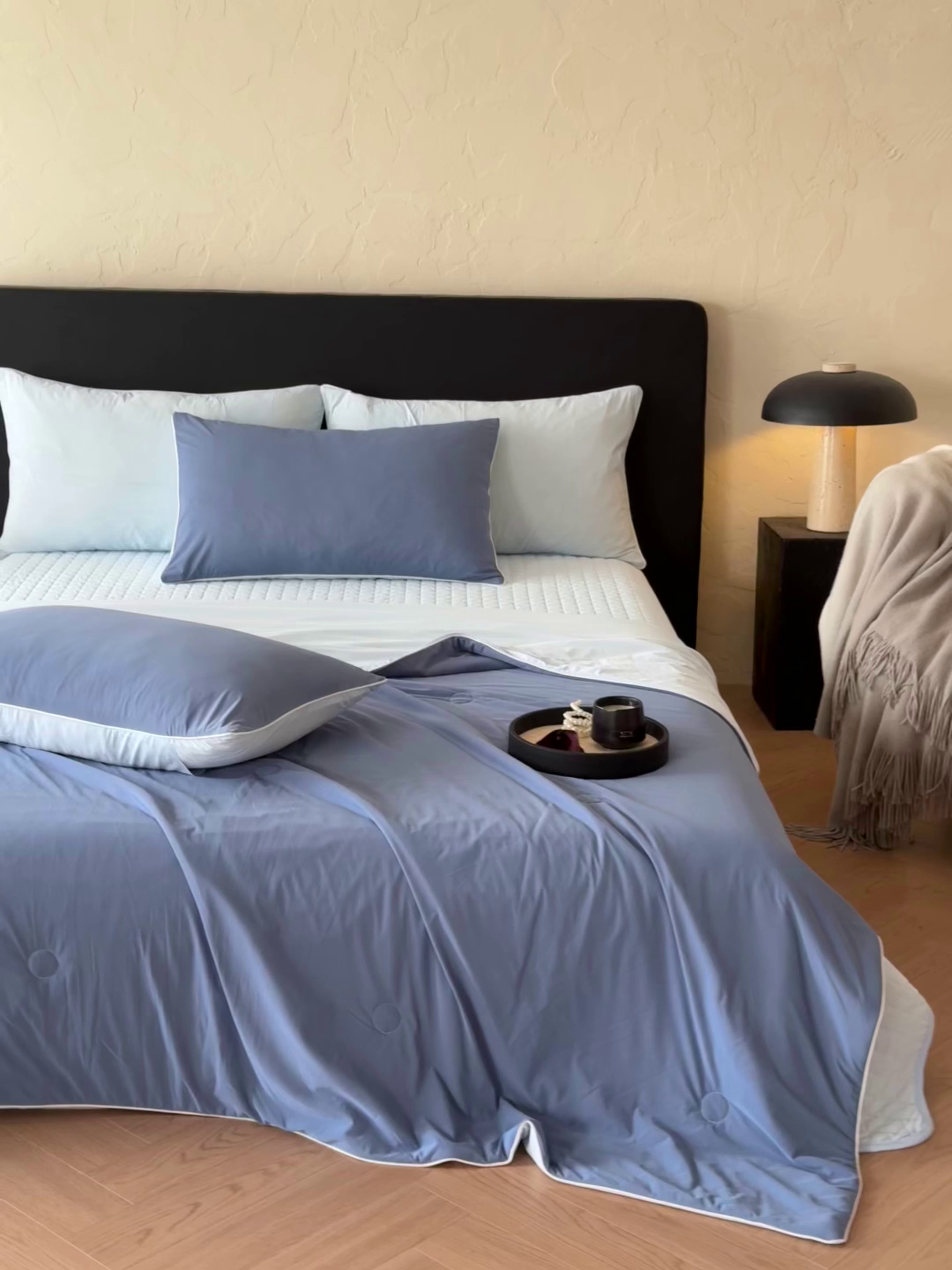 91家纺网 家纺一手货源 找家纺 羚羊语家纺 2026新款仿锦氨凉感夏被床盖四件套夹棉床盖纯色轻奢凉感丝夏凉被空调冰丝云母凉感被子被芯 静海岩蓝