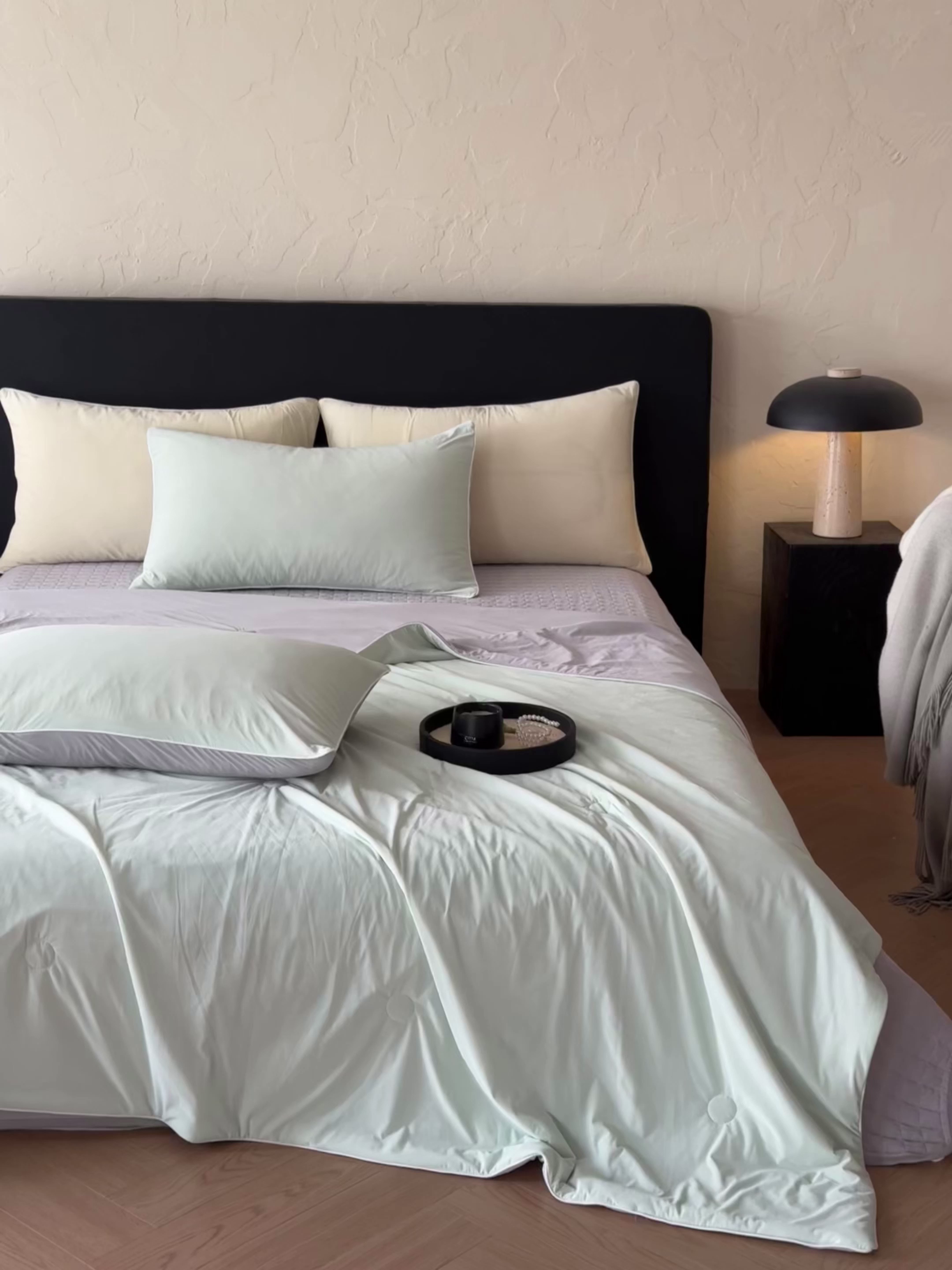 91家纺网 家纺一手货源 找家纺 羚羊语家纺 2026新款仿锦氨凉感夏被床盖四件套夹棉床盖纯色轻奢凉感丝夏凉被空调冰丝云母凉感被子被芯 青岚烟灰