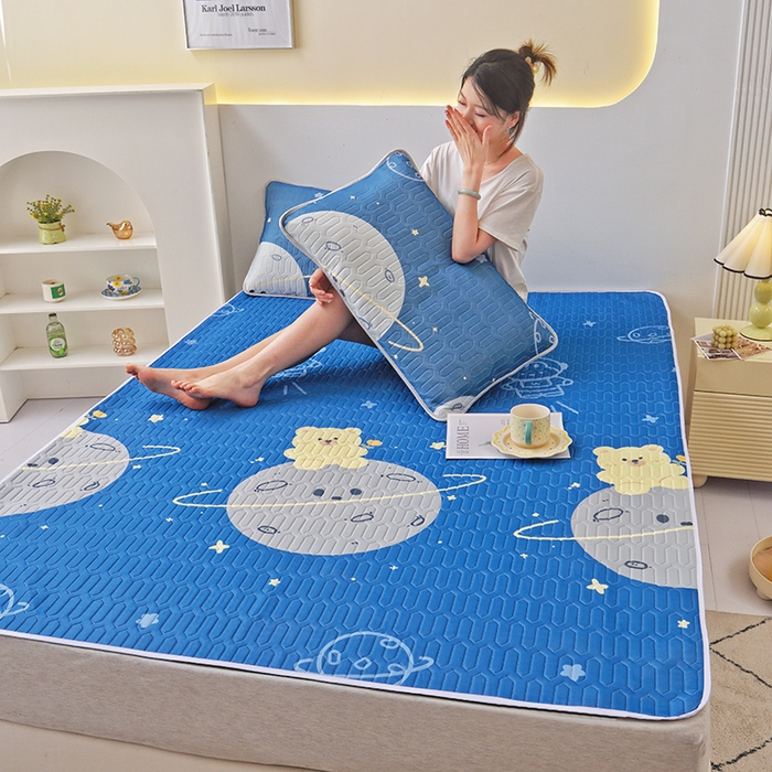 91家纺网 家纺一手货源 找家纺 佳鸿家纺 2026新款冰丝防水乳胶凉席隔尿垫姨妈垫床垫保护垫单人床双人床可机洗 防水太空星球