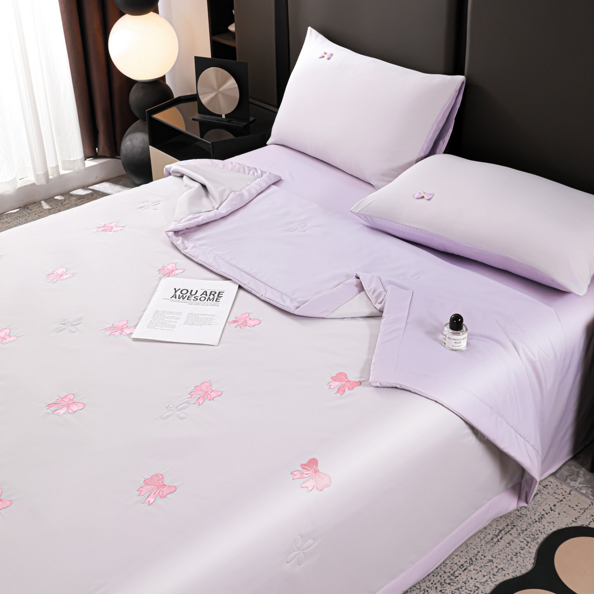 91家纺网 家纺一手货源 找家纺 佳鸿家纺 2026新款A类凉感冰柔丝刺绣手包边夏凉被夏被四件套 提供质检报告 灰紫蝴蝶结