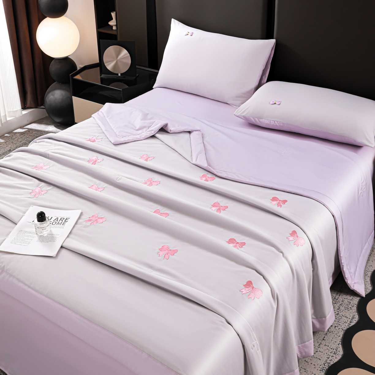 91家纺网 家纺一手货源 找家纺 佳鸿家纺 2026新款A类凉感冰柔丝刺绣手包边夏凉被夏被四件套 提供质检报告 灰紫蝴蝶结