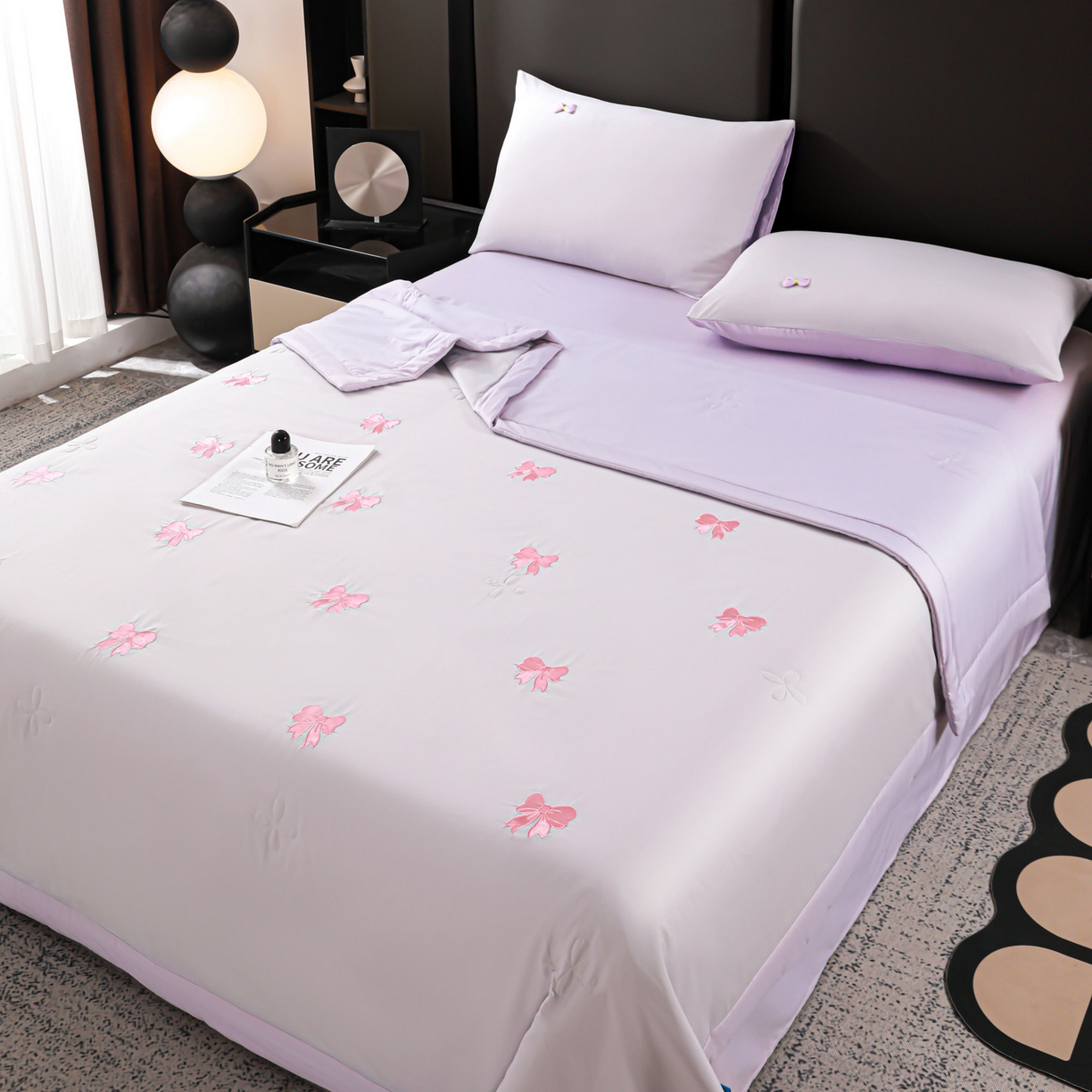 91家纺网 家纺一手货源 找家纺 佳鸿家纺 2026新款A类凉感冰柔丝刺绣手包边夏凉被夏被四件套 提供质检报告 灰紫蝴蝶结