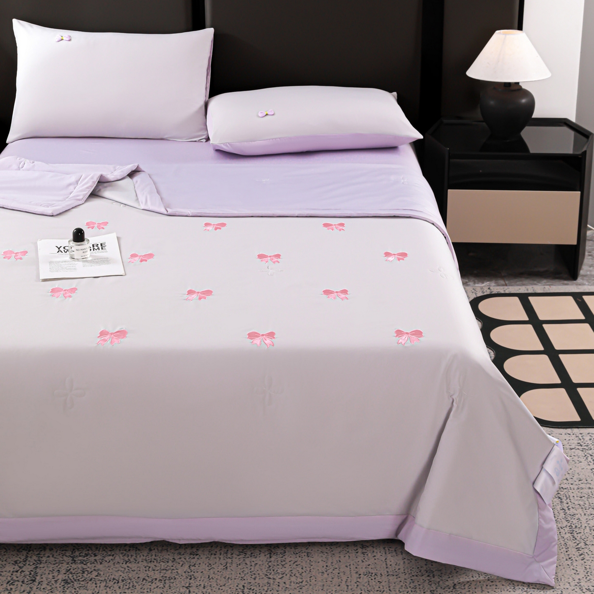 91家纺网 家纺一手货源 找家纺 佳鸿家纺 2026新款A类凉感冰柔丝刺绣手包边夏凉被夏被四件套 提供质检报告 灰紫蝴蝶结