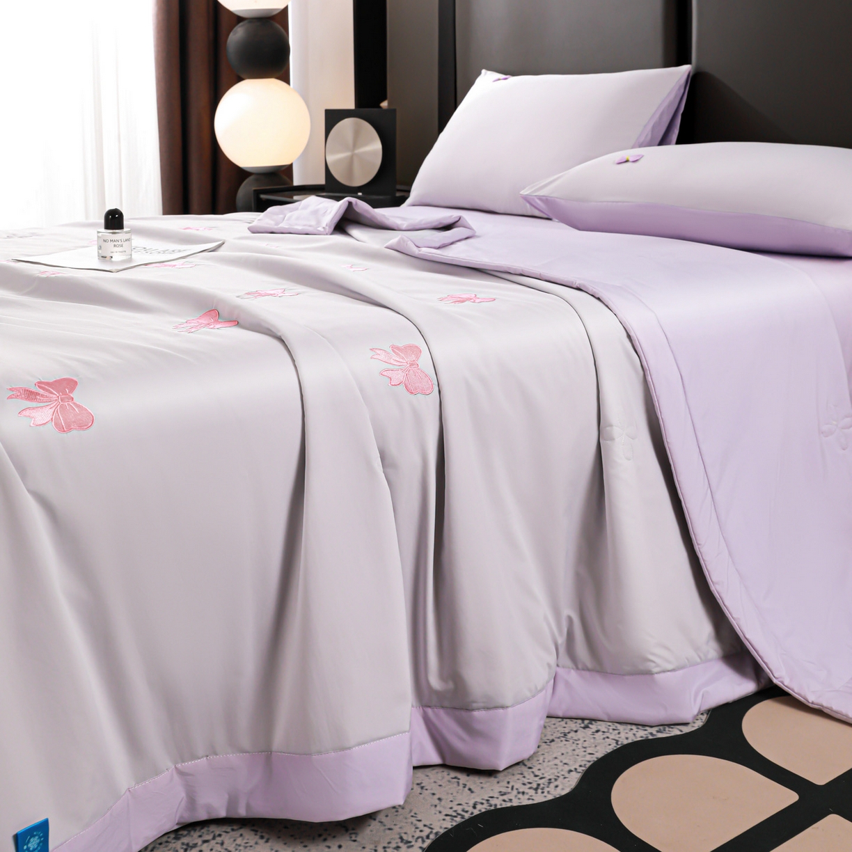 91家纺网 家纺一手货源 找家纺 佳鸿家纺 2026新款A类凉感冰柔丝刺绣手包边夏凉被夏被四件套 提供质检报告 灰紫蝴蝶结