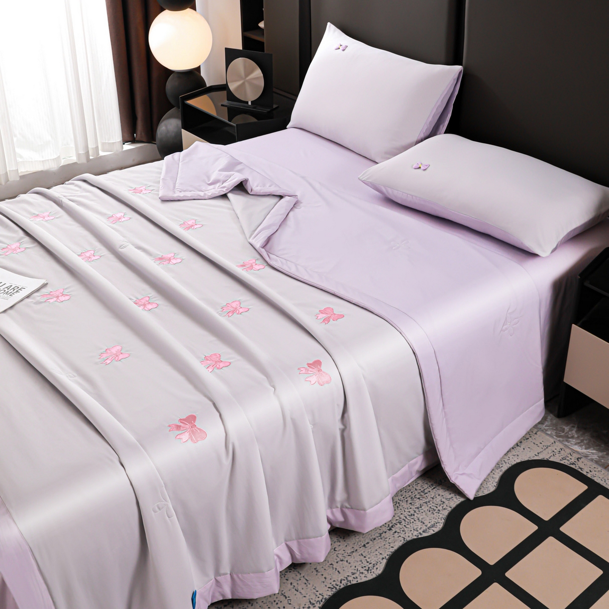 91家纺网 家纺一手货源 找家纺 佳鸿家纺 2026新款A类凉感冰柔丝刺绣手包边夏凉被夏被四件套 提供质检报告 灰紫蝴蝶结