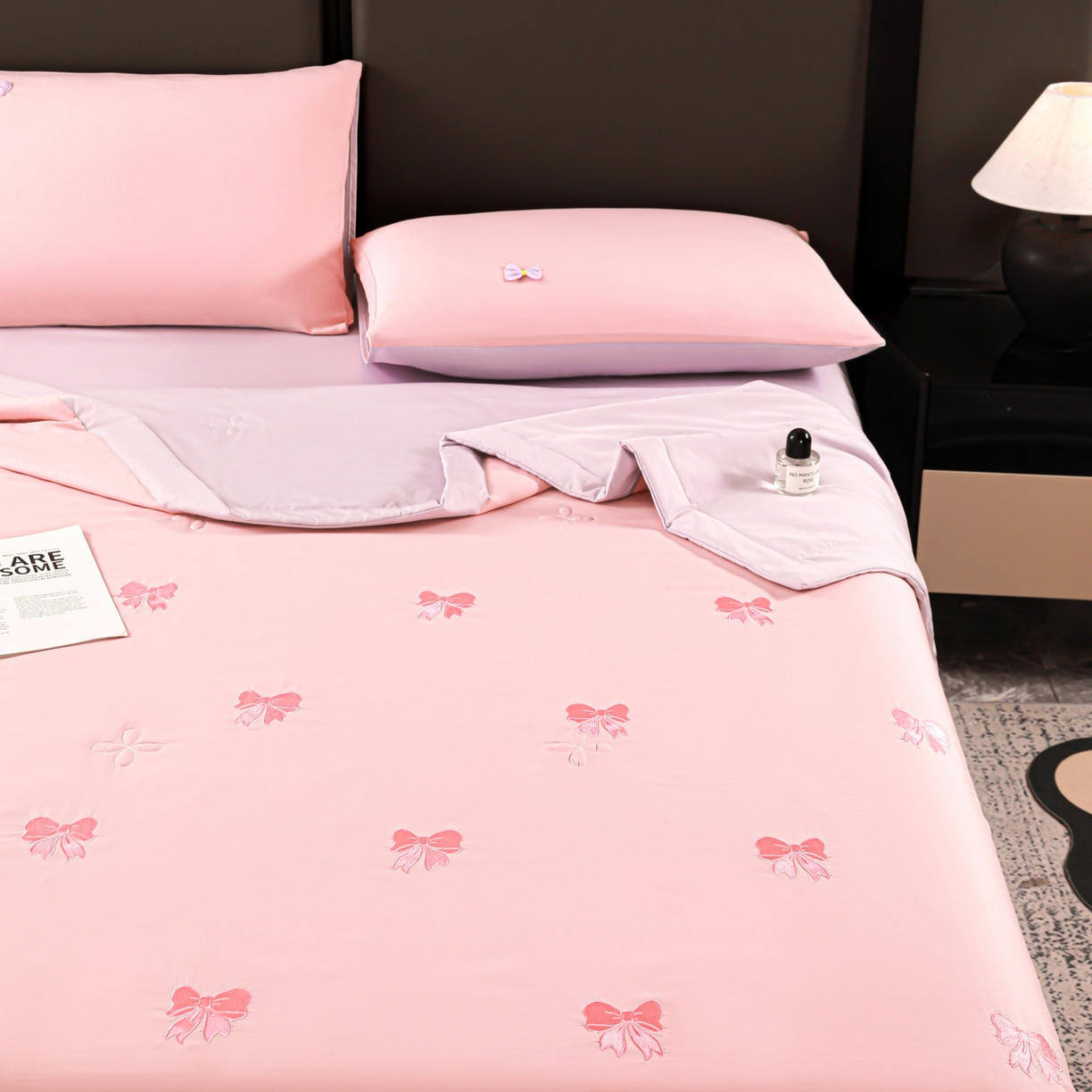 91家纺网 家纺一手货源 找家纺 佳鸿家纺 2026新款A类凉感冰柔丝刺绣手包边夏凉被夏被四件套 提供质检报告 粉紫蝴蝶结