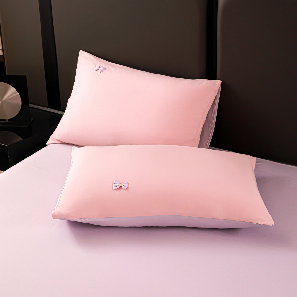 91家纺网 家纺一手货源 找家纺 佳鸿家纺 2026新款A类凉感冰柔丝刺绣手包边夏凉被夏被四件套 提供质检报告 粉紫蝴蝶结