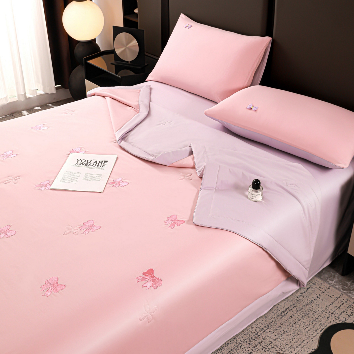 91家纺网 家纺一手货源 找家纺 佳鸿家纺 2026新款A类凉感冰柔丝刺绣手包边夏凉被夏被四件套 提供质检报告 粉紫蝴蝶结