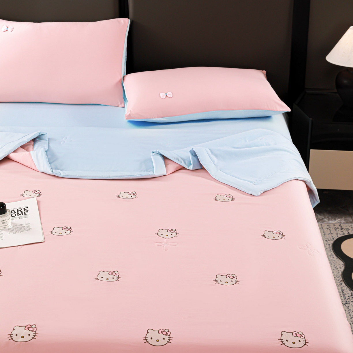 91家纺网 家纺一手货源 找家纺 佳鸿家纺 2026新款A类凉感冰柔丝刺绣手包边夏凉被夏被四件套 提供质检报告 粉蓝kt